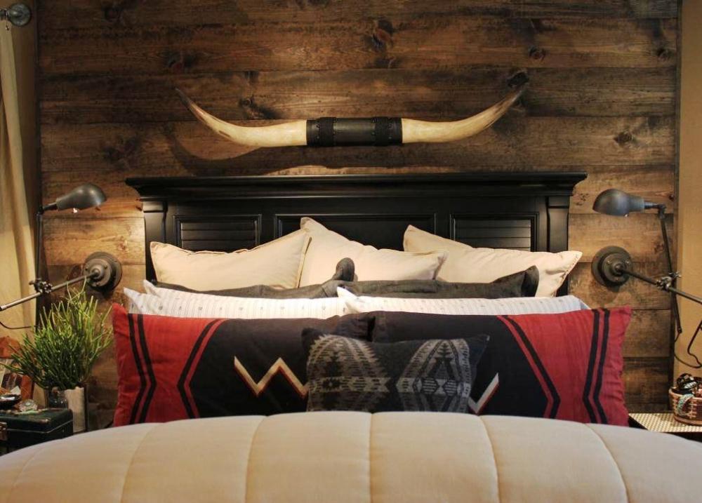Longhorns over the Bed