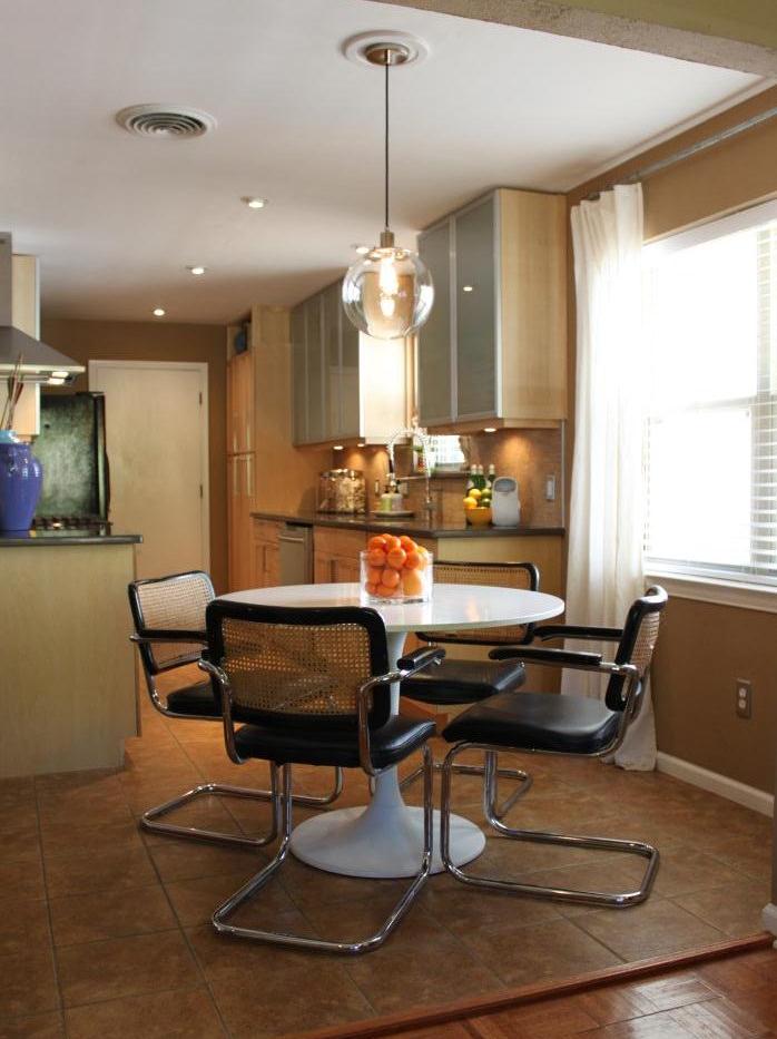 Dining Room Table/Chairs