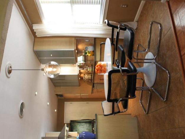 Dining Room Table/Chairs