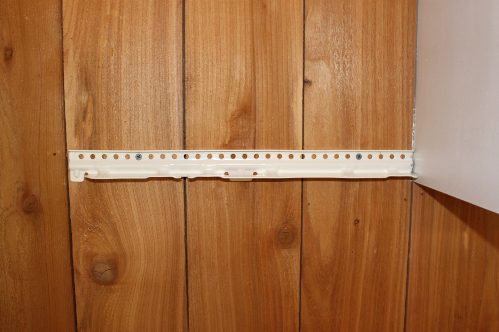 Bottom bracket againt cabinet