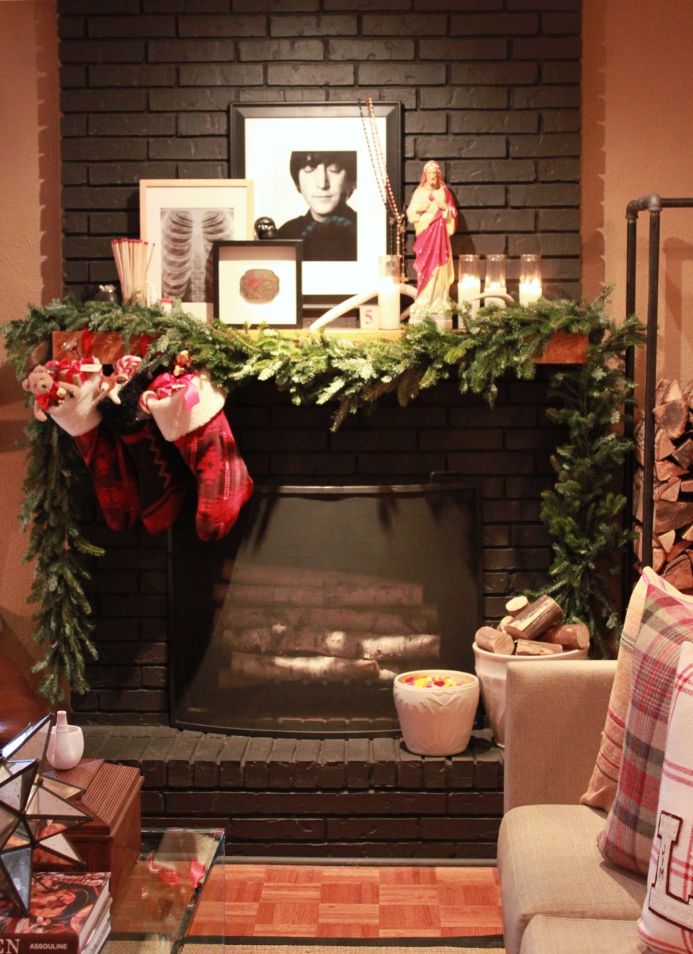 Den Mantle with free garland and stockings
