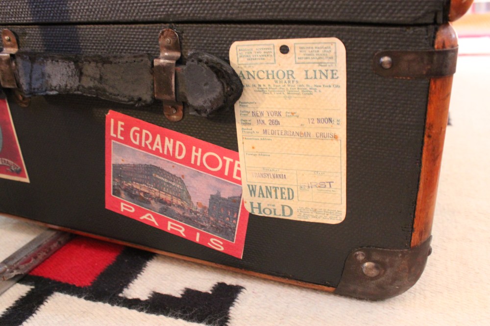 Black Painted trunk Corner