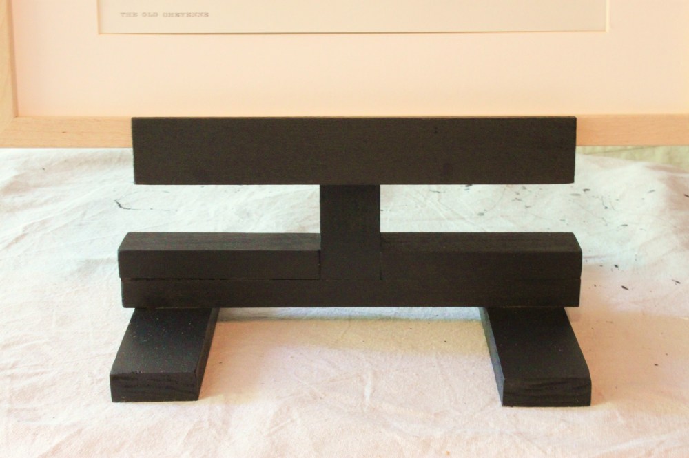 Close Up of Base of Table Top Easel