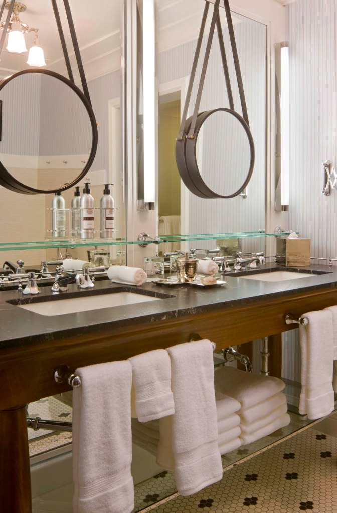 Hotel Jerome Guest Bathroom