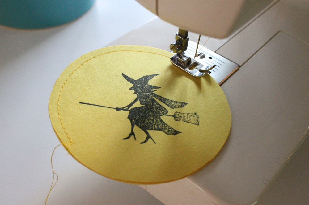 Stitch Along the Outsside Edges of the Paper Circle