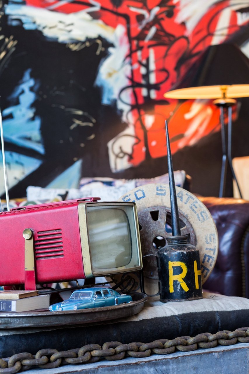 Small Vinatge TV in Matts Apartment