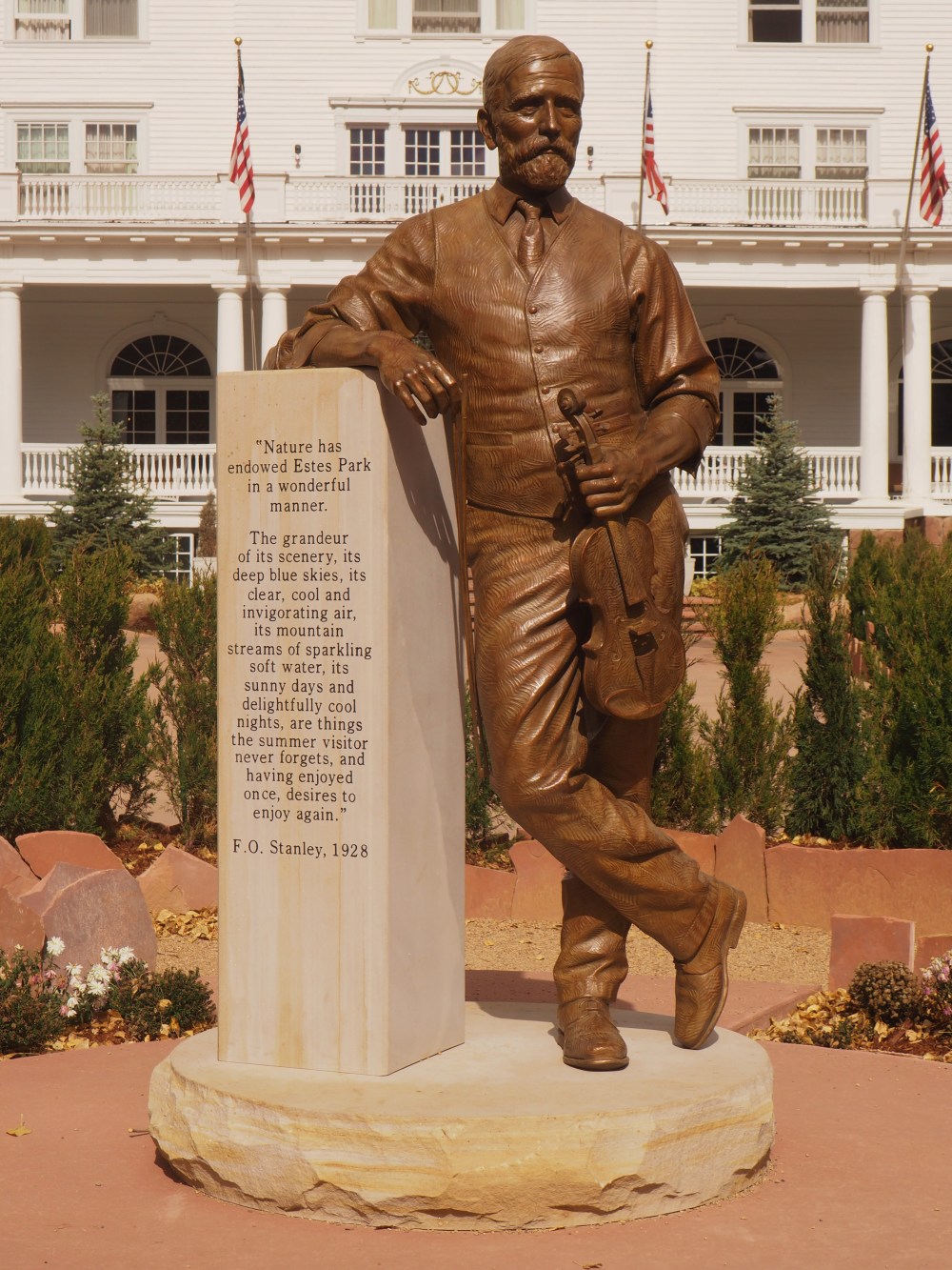 statue-of-fo-stanley-in-front-of-his-hotel