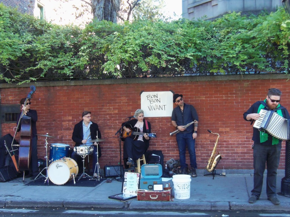 bon-bon-viavant-performing-on-the-street
