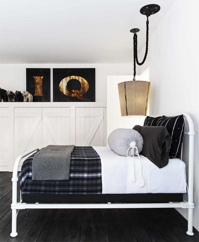 White Metal Vintage Bed